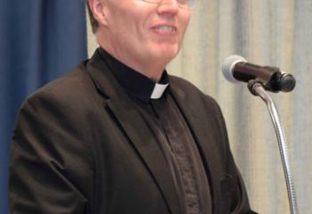 “True obedience is found in the work of the Holy Spirit,” Father Robert Finlan says as the dinner’s featured speaker. (Photo by John Simitz)