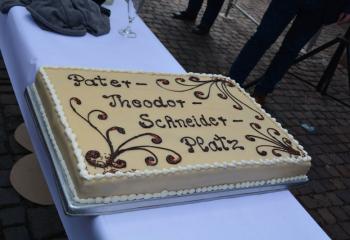 A cake by a local Geinsheim baker commemorates the name of the new plaza.