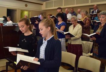 The choir sings a Marian hymn honoring Our Lady of Fatima.