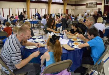 Families from parishes in Northampton and Lehigh deaneries enjoy a pasta meal at St. Elizabeth parish center. (Photo by John Simitz)