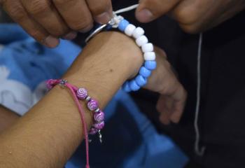 Faithful assemble “good deed bead” bracelets at St. Elizabeth. (Photo by John Simitz)