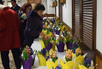 Those attending select a beautiful spring flower to take home.
