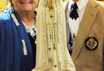 Carl Niedzwiecki and his wife Catherine, facilitators of the home visitation program, with the Pilgrim Virgin Statue of Our Lady of Fatima.