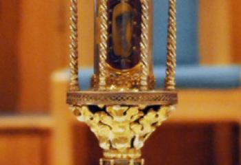 A piece of a rib of St. Anthony is on display at St. Anthony of Padua, Easton as part of the U.S. tour of the saint’s relics. (Photo by Ed Koskey)