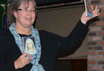 Eva Gontis suggests reading “True Devotion to Mary” and “The Secret of the Rosary” by St. Louis de Montfort while presenting the Theology on Tap session.