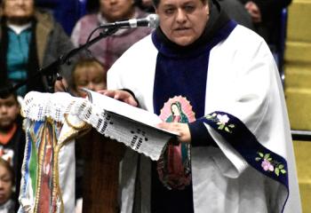 Father Efrain Nieves Grimaldo preaches the homily. / El padre Efrain Nieves Grimaldo predica la homilía.