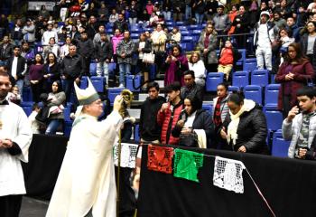 Bishop Schlert blesses those attending. / El obispo Schlert lastima a los asistentes.