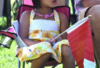 Five-year-old Summer Joy Pitsilos keeps cool in the shade. (Photo by John Simitz)