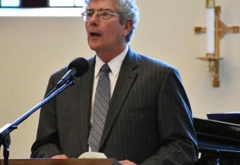 Attorney Eugene Orlando, vice president of the St. Thomas More Society, welcomes the faithful at the beginning of the Mass.