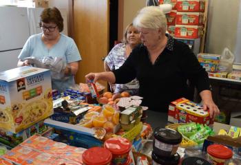 Volunteers sort food. (Photo by John Simitz)