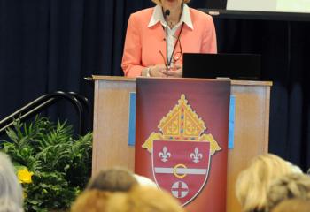 Mary Fran Hartigan welcomes the 400 women attending to the conference. (Photo by Ed Koskey)