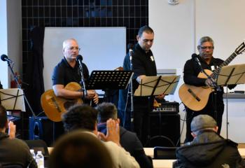 The Men’s Choir from Holy Infancy, Bethlehem leads worship and praise at the Spanish-speaking track.