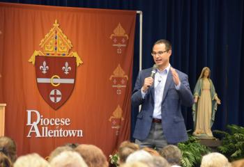 Dr. Edward Sri, theologian and author, presents the afternoon address, “Walking with Mary: A Biblical Journey from Nazareth to the Cross.” (Photo by John Simitz)