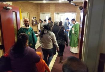 Father Diego and Father Tobón greet parishioners (Mission: Divine Mercy Parish). /Padre Diego y Padre Tobón Juan Carlos saludan a los feligreses (Misión: Parroquia Divina Misericordia).  (Photo by Bernarda Liriano)