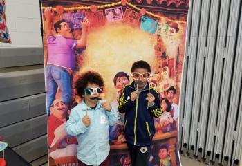  Siblings enjoy and share in the photo area for kids. / Hermanos comparten y se divierten en el área de fotografías para niños. (Photo by Bernarda Liriano)