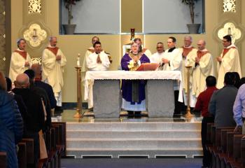 Bishop Schlert celebrates Mass. / El Obispo Schlert celebra la Misa.  (Photo by John Simitz)