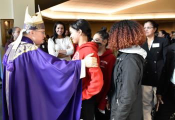  Bishop greets. / El Obispo saluda  (Photo by John Simitz)  