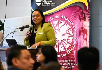  Bernarda Liriano welcomes families. / Bernarda Liriano da la bienvenida a las familias. (Photo by John Simitz)  3