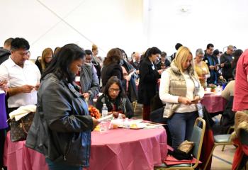 The group prays. / El grupo ora.  (Photo by John Simitz)