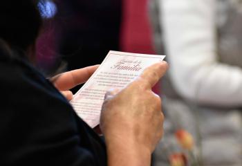 Family prayer. / Oración familiar.  (Photo by John Simitz)