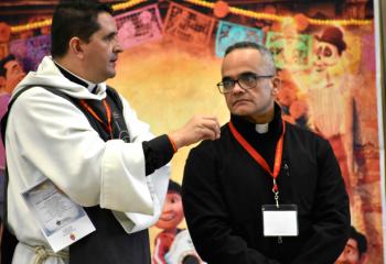 Father Tobon talks with Deacon Juan Rodriguez. / Padre Tobón habla con Diácono Juan Rodríguez. (Photo by John Simitz)