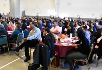  The group listens. / El grupo escucha Photo by John Simitz)