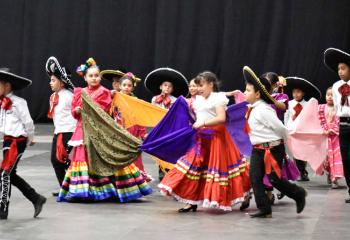Children dance during the festivities. / Los niños bailan durante las festividades.